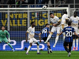 Free Kick Hakan Calhanoglu Akhiri Puasa Panjang Si Ular