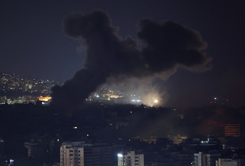 ISRAEL-PALESTINIANS/LEBKebakaran dan asap membumbung setelah serangan Israel di Beirut, Lebanon, Kamis (3/10/2024). (REUTERS/Amr Abdallah Dalsh)ANON Kebakaran dan asap membumbung setelah serangan Israel di Beirut, Lebanon, Kamis (3/10/2024). (REUTERS/Amr Abdallah Dalsh)