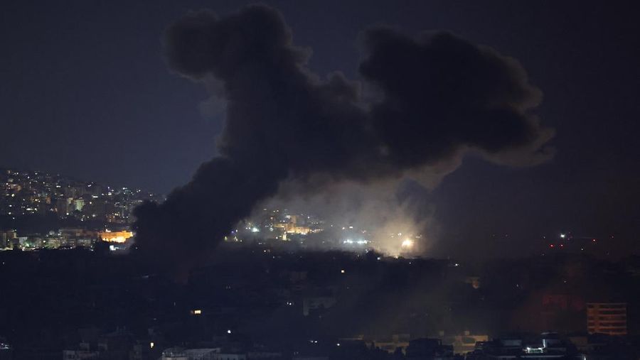 Kebakaran dan asap membumbung setelah serangan Israel di Beirut, Lebanon, Kamis (3/10/2024). (REUTERS/Amr Abdallah Dalsh)