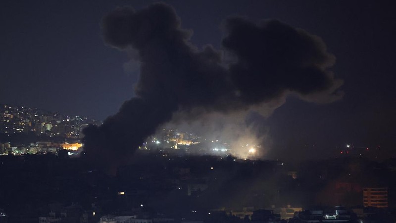 Kebakaran dan asap membumbung setelah serangan Israel di Beirut, Lebanon, Kamis (3/10/2024). (REUTERS/Amr Abdallah Dalsh)