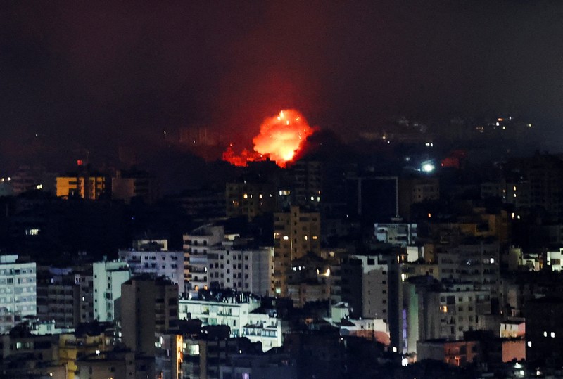 Kebakaran dan asap membumbung setelah serangan Israel di Beirut, Lebanon, Kamis (3/10/2024). (REUTERS/Amr Abdallah Dalsh)