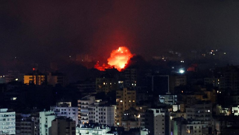 Kebakaran dan asap membumbung setelah serangan Israel di Beirut, Lebanon, Kamis (3/10/2024). (REUTERS/Amr Abdallah Dalsh)