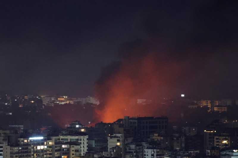 ISRAEL-PALESTINIANS/LEBKebakaran dan asap membumbung setelah serangan Israel di Beirut, Lebanon, Kamis (3/10/2024). (REUTERS/Amr Abdallah Dalsh)ANON Kebakaran dan asap membumbung setelah serangan Israel di Beirut, Lebanon, Kamis (3/10/2024). (REUTERS/Amr Abdallah Dalsh)