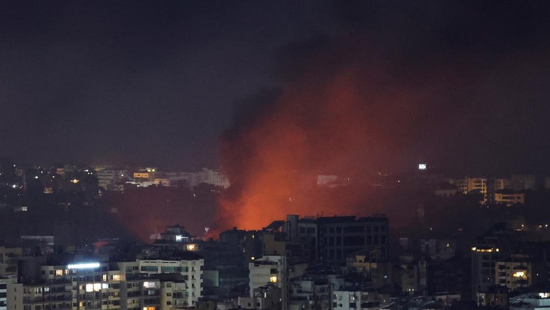 Kebakaran dan asap membumbung setelah serangan Israel di Beirut, Lebanon, Kamis (3/10/2024). (REUTERS/Amr Abdallah Dalsh)