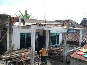 Donasi Sahabat Baik Bantu Pasutri Lansia Renovasi Rumah