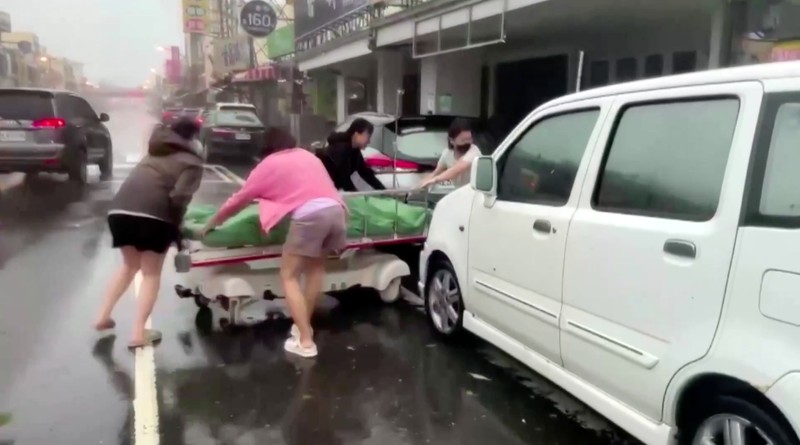 Kebakaran akibat korsleting listrik di sebuah rumah sakit di selatan Pingtung, Taiwan, menewaskan sedikitnya enam orang pada Kamis (3/10/2024). (Tangkapan Layar Video Reuters/SETTV)