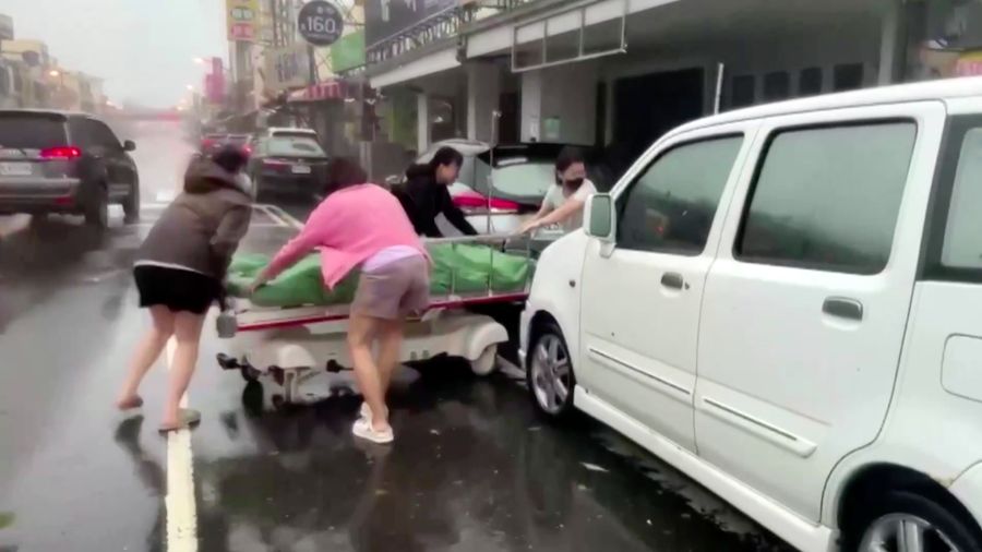 Kebakaran akibat korsleting listrik di sebuah rumah sakit di selatan Pingtung, Taiwan, menewaskan sedikitnya enam orang pada Kamis (3/10/2024). (Tangkapan Layar Video Reuters/SETTV)
