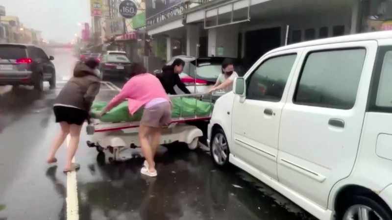 Kebakaran akibat korsleting listrik di sebuah rumah sakit di selatan Pingtung, Taiwan, menewaskan sedikitnya enam orang pada Kamis (3/10/2024). (Tangkapan Layar Video Reuters/SETTV)