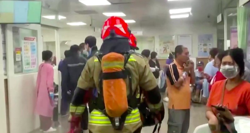 Kebakaran akibat korsleting listrik di sebuah rumah sakit di selatan Pingtung, Taiwan, menewaskan sedikitnya enam orang pada Kamis (3/10/2024). (Tangkapan Layar Video Reuters/SETTV)