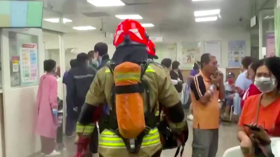 Kebakaran akibat korsleting listrik di sebuah rumah sakit di selatan Pingtung, Taiwan, menewaskan sedikitnya enam orang pada Kamis (3/10/2024). (Tangkapan Layar Video Reuters/SETTV)