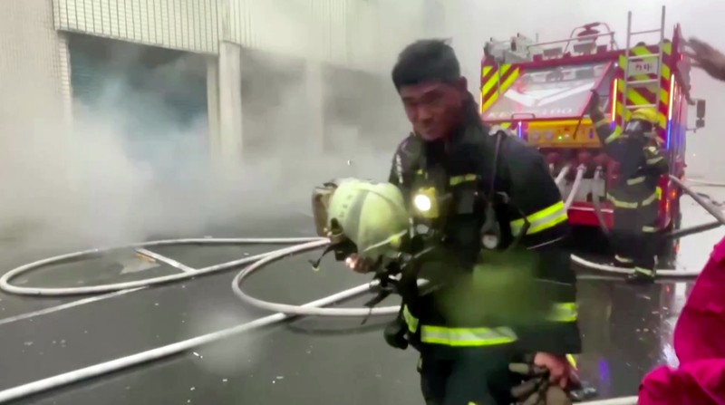 Kebakaran akibat korsleting listrik di sebuah rumah sakit di selatan Pingtung, Taiwan, menewaskan sedikitnya enam orang pada Kamis (3/10/2024). (Tangkapan Layar Video Reuters/SETTV)