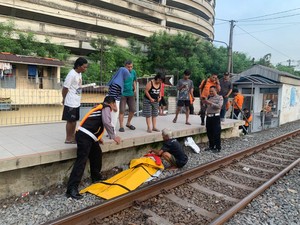 Lansia di Surabaya Tewas Diduga Tertabrak KA Saat Menyeberang Rel