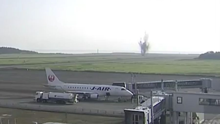 Ledakan bom era PD II di landasan pacu di Bandara Miyazaki, Japan. (AP)
