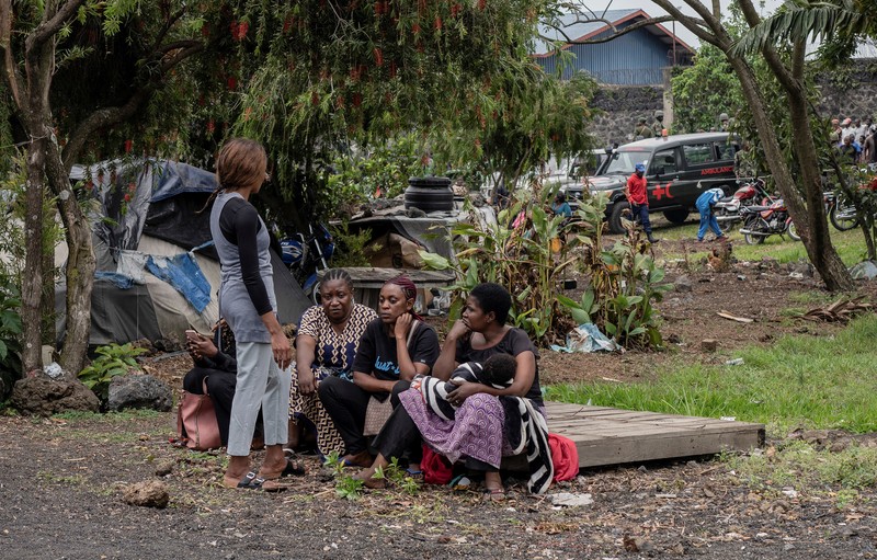 Orang-orang berkumpul di pelabuhan Goma, Republik Demokratik Kongo, setelah sebuah feri yang membawa ratusan orang terbalik saat tiba pada Kamis, 3 Oktober 2024. (AP Photo/Moses Sawasawa)