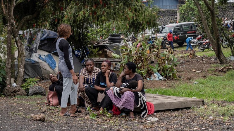 Orang-orang berkumpul di pelabuhan Goma, Republik Demokratik Kongo, setelah sebuah feri yang membawa ratusan orang terbalik saat tiba pada Kamis, 3 Oktober 2024. (AP Photo/Moses Sawasawa)