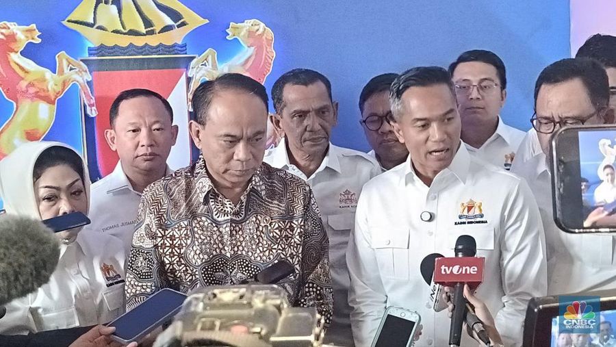 Menteri Kominfo, Budi Arie dan Anindya Bakrie menanggapi dengan produsen Apple yang punya permintaan besar untuk bisa membuka pabrik di Indonesia saat ditemui di Menara Kadin, Jakarta, Kamis (3/10/2024). (CNBC Indonesia/Novina Putri Besari)
