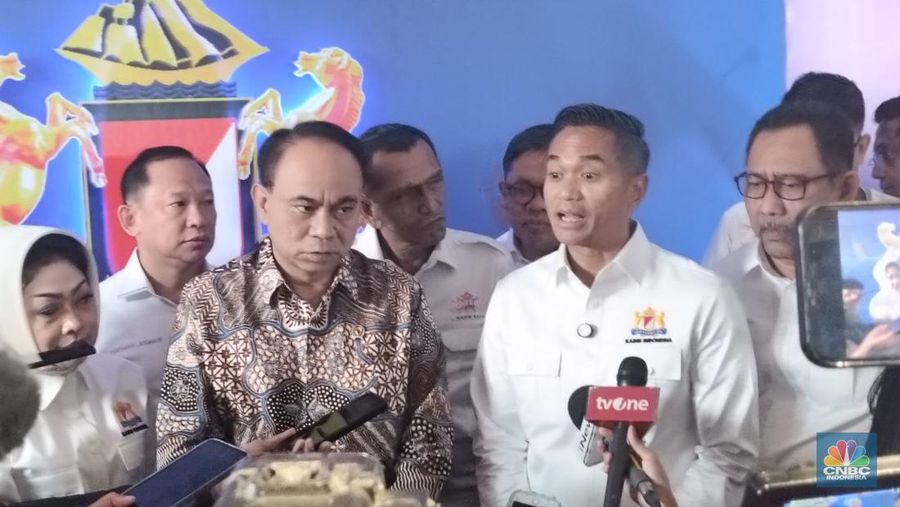 Menteri Kominfo, Budi Arie dan Anindya Bakrie menanggapi dengan produsen Apple yang punya permintaan besar untuk bisa membuka pabrik di Indonesia saat ditemui di Menara Kadin, Jakarta, Kamis (3/10/2024). (CNBC Indonesia/Novina Putri Besari)