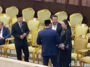 Puan Salaman-Diskusi dengan AHY di Paripurna, Disambut Riuh Peserta Rapat