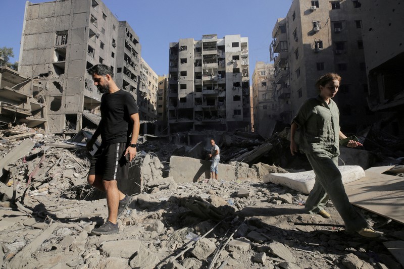 Asap menyelimuti area dekat bangunan yang hancur di lokasi serangan udara Israel di Dahiyeh, Beirut, Lebanon, Rabu, 2 Oktober 2024. Asap menyelimuti area dekat bangunan yang hancur di lokasi serangan udara Israel di Dahiyeh, Beirut, Lebanon, Rabu, 2 Oktober 2024. (AP Photo/Hassan Ammar)