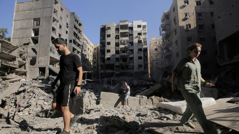 Asap menyelimuti area dekat bangunan yang hancur di lokasi serangan udara Israel di Dahiyeh, Beirut, Lebanon, Rabu, 2 Oktober 2024. (AP Photo/Hassan Ammar)