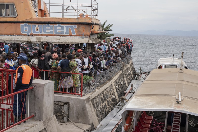 Orang-orang berkumpul di pelabuhan Goma, Republik Demokratik Kongo, setelah sebuah feri yang membawa ratusan orang terbalik saat tiba pada Kamis, 3 Oktober 2024. Orang-orang berkumpul di pelabuhan Goma, Republik Demokratik Kongo, setelah sebuah feri yang membawa ratusan orang terbalik saat tiba pada Kamis, 3 Oktober 2024. (AP Photo/Moses Sawasawa)