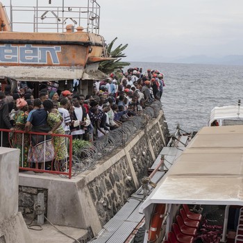 Ngeri! Kapal Bermuatan Penuh Terbalik, 50 Penumpang Tewas