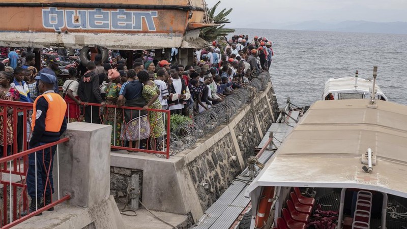 Orang-orang berkumpul di pelabuhan Goma, Republik Demokratik Kongo, setelah sebuah feri yang membawa ratusan orang terbalik saat tiba pada Kamis, 3 Oktober 2024. (AP Photo/Moses Sawasawa)