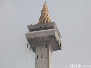 Kopassus Atraksi Turun Pakai Tali dari Puncak Monas di Gladi HUT TNI