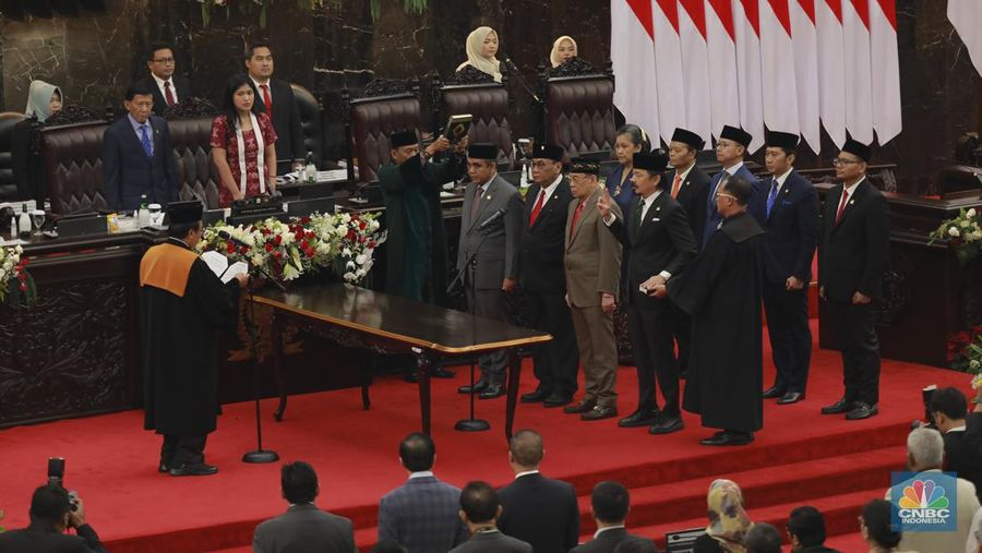 Pelantikan pimpinan MPR RI periode 2024-2029 di gedung DPR/MPR RI, Jakarta, Kamis (3/10/2024). (վ/Muhammad Sabki)