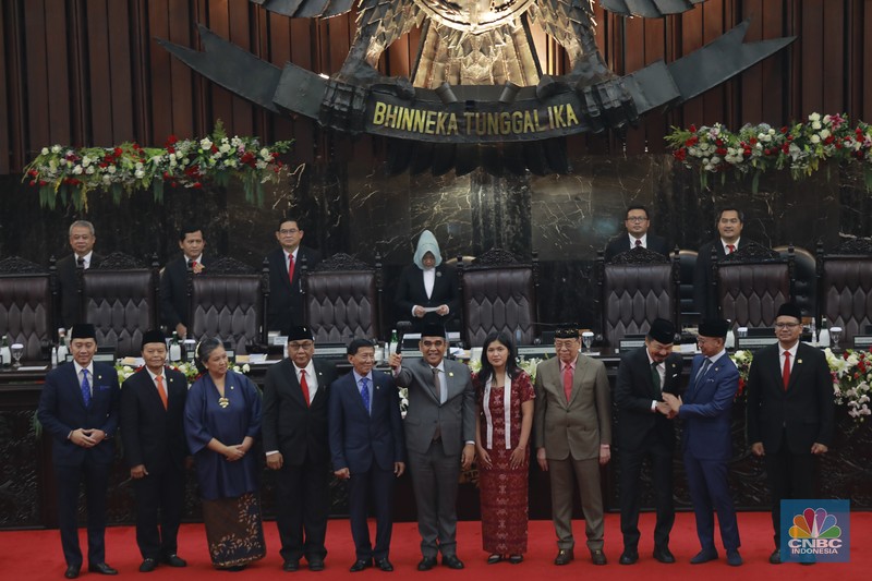 Pelantikan pimpinan MPR RI periode 2024-2029 di gedung DPR/MPR RI, Jakarta, Kamis (3/10/2024). (CNBC Indonesia/Muhammad Sabki) Pelantikan pimpinan MPR RI periode 2024-2029 di gedung DPR/MPR RI, Jakarta, Kamis (3/10/2024). (CNBC Indonesia/Muhammad Sabki)