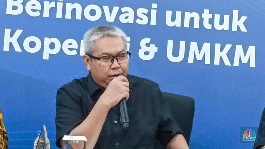 Plt Deputi Bidang UKM Kemenkop UKM, Temmy Setya Permana dalam Konferensi Pers di Kantor Kemenkop UKM, Jakarta, Kamis (3/10/2024). (CNBC Indonesia/Martyasari Rizky)