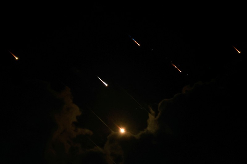 Sebuah proyektil terlihat di langit setelah Iran menembakkan salvo rudal balistik ke Irael pada Selasa (1/10) malam. (REUTERS/Ammar Awad)
