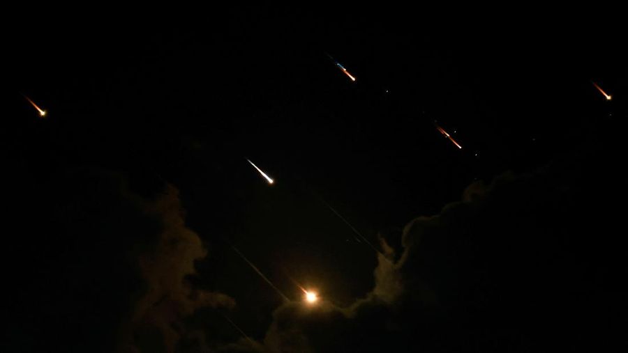 Sebuah proyektil terlihat di langit setelah Iran menembakkan salvo rudal balistik ke Irael pada Selasa (1/10) malam. (REUTERS/Ammar Awad)