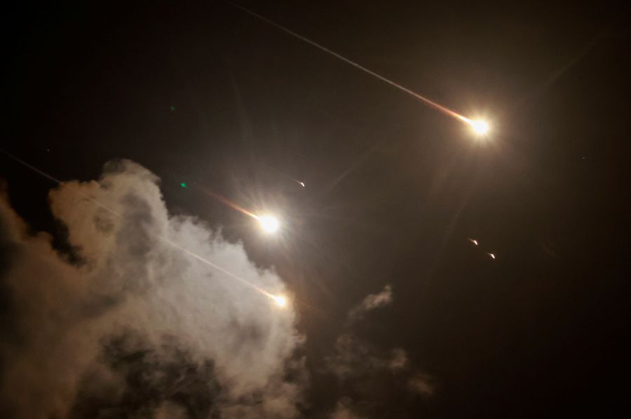 Sebuah proyektil terlihat di langit setelah Iran menembakkan salvo rudal balistik ke Irael pada Selasa (1/10) malam. (REUTERS/Ammar Awad)