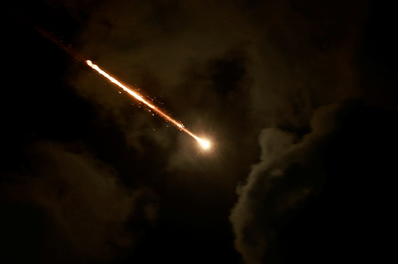 Sebuah proyektil terlihat di langit setelah Iran menembakkan salvo rudal balistik ke Irael pada Selasa (1/10) malam. (REUTERS/Ammar Awad)