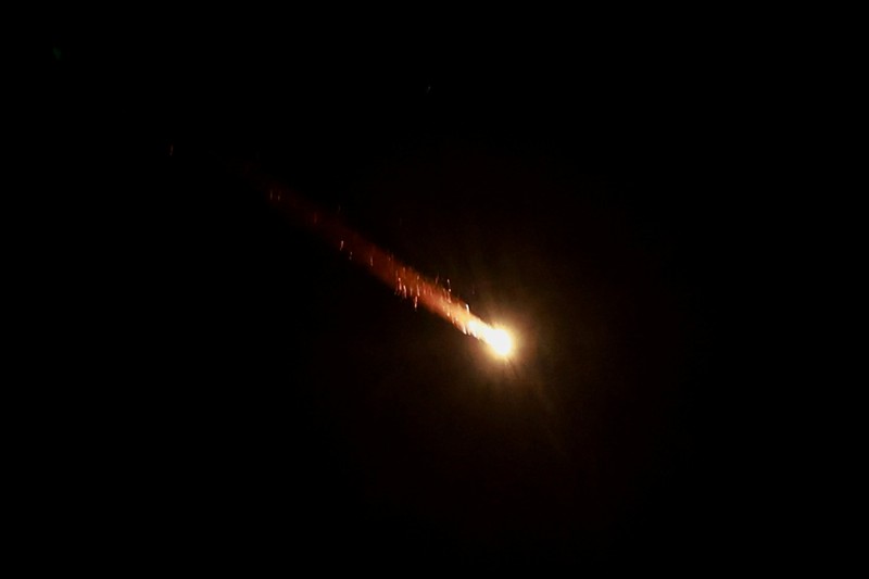 Sebuah proyektil terlihat di langit setelah Iran menembakkan salvo rudal balistik ke Irael pada Selasa (1/10) malam. (REUTERS/Ammar Awad)