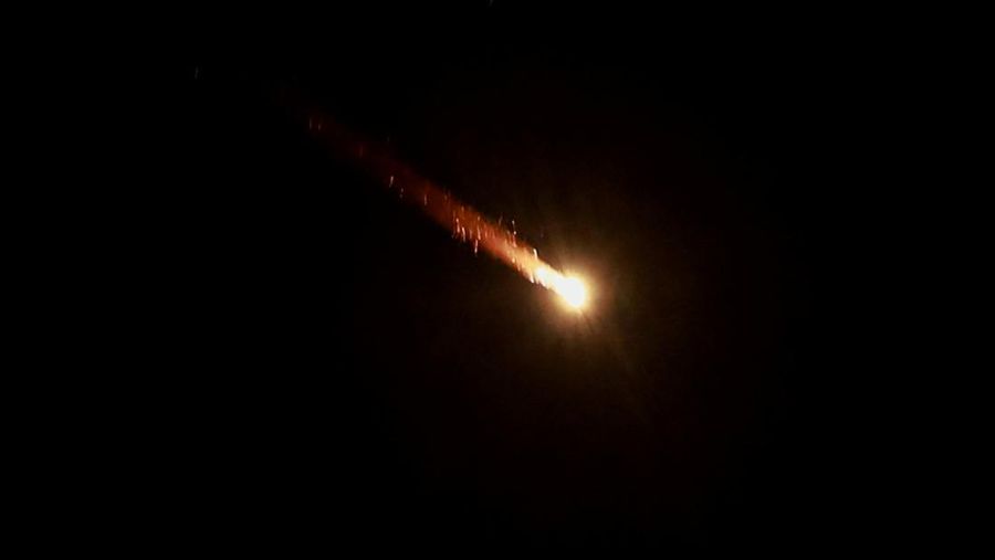 Sebuah proyektil terlihat di langit setelah Iran menembakkan salvo rudal balistik ke Irael pada Selasa (1/10) malam. (REUTERS/Ammar Awad)
