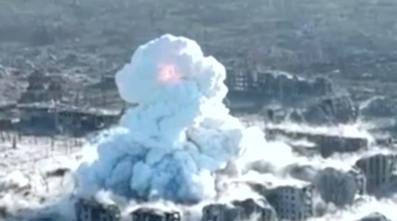 Sebuah video terekam ledakan besar di reruntuhan kota Vovchansk, Ukraina akibat serangan Rusia dengan bom vakum seberat 9.000 kg. Sebuah video terekam ledakan besar di reruntuhan kota Vovchansk, Ukraina akibat serangan Rusia dengan bom vakum seberat 9.000 kg. (Tangkapan Layar Video Telegram/Инсайдер UA | Україна | Новини)