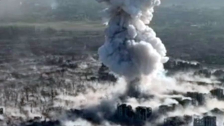 Sebuah video terekam ledakan besar di reruntuhan kota Vovchansk, Ukraina akibat serangan Rusia dengan bom vakum seberat 9.000 kg. (Tangkapan Layar Video Telegram/Инсайдер UA | Україна | Новини)