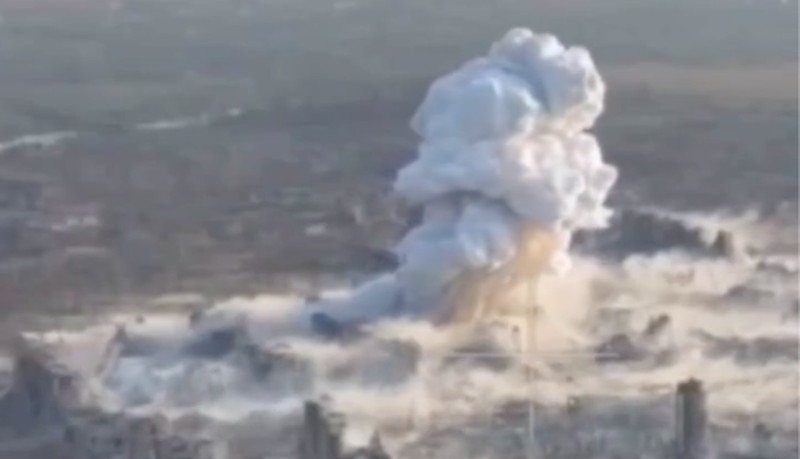 Sebuah video terekam ledakan besar di reruntuhan kota Vovchansk, Ukraina akibat serangan Rusia dengan bom vakum seberat 9.000 kg. Sebuah video terekam ledakan besar di reruntuhan kota Vovchansk, Ukraina akibat serangan Rusia dengan bom vakum seberat 9.000 kg. (Tangkapan Layar Video Telegram/Инсайдер UA | Україна | Новини)