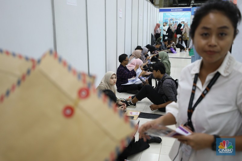 Sejumlah pencari kerja menghadiri pameran bursa kerja Jakarta Job Fair 2024 di Mal Tamini Square, Jakarta, Kamis (3/10/2024). Kegiatan Job Fair ini digelar oleh Suku Dinas Tenaga Kerja, Transmigrasi, dan Energi (Sudin Nakertransgi) Jakarta Timur yang diikuti oleh 37 perusahaan swasta dan tiga balai latihan kerja selama dua hari pada 2-3 Oktober 2024. (CNBC Indonesia/Tri Susilo)