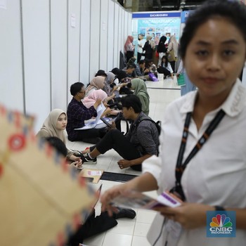 Penampakan Gen Z Antre-Selonjoran Adu Nasib di Job Fair 2024