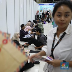 Penampakan Gen Z Antre-Selonjoran Adu Nasib di Job Fair 2024