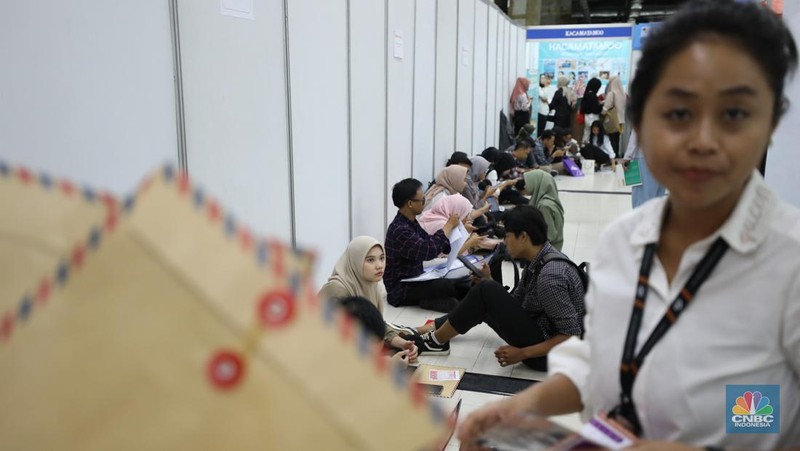 Sejumlah pencari kerja menghadiri pameran bursa kerja Jakarta Job Fair 2024 di Mal Tamini Square, Jakarta, Kamis (3/10/2024). Kegiatan Job Fair ini digelar oleh Suku Dinas Tenaga Kerja, Transmigrasi, dan Energi (Sudin Nakertransgi) Jakarta Timur yang diikuti oleh 37 perusahaan swasta dan tiga balai latihan kerja selama dua hari pada 2-3 Oktober 2024. (CNBC Indonesia/Tri Susilo)