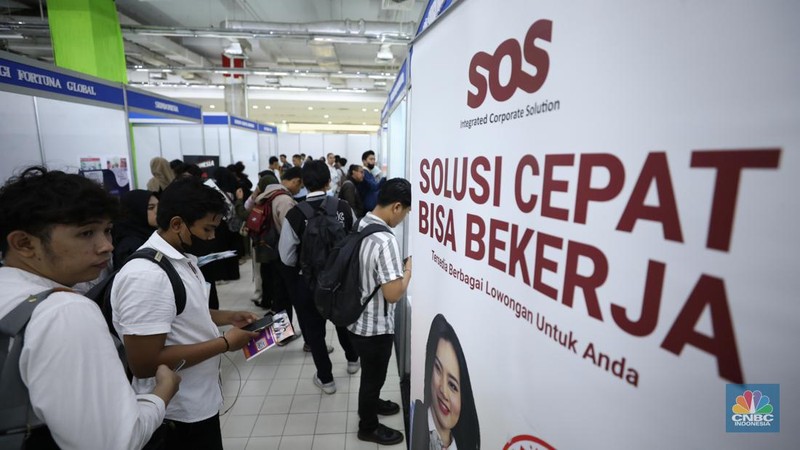 Sejumlah pencari kerja menghadiri pameran bursa kerja Jakarta Job Fair 2024 di Mal Tamini Square, Jakarta, Kamis (3/10/2024). Kegiatan Job Fair ini digelar oleh Suku Dinas Tenaga Kerja, Transmigrasi, dan Energi (Sudin Nakertransgi) Jakarta Timur yang diikuti oleh 37 perusahaan swasta dan tiga balai latihan kerja selama dua hari pada 2-3 Oktober 2024. (CNBC Indonesia/Tri Susilo)