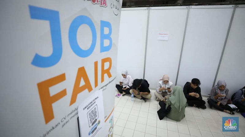 Sejumlah pencari kerja menghadiri pameran bursa kerja Jakarta Job Fair 2024 di Mal Tamini Square, Jakarta, Kamis (3/10/2024). Kegiatan Job Fair ini digelar oleh Suku Dinas Tenaga Kerja, Transmigrasi, dan Energi (Sudin Nakertransgi) Jakarta Timur yang diikuti oleh 37 perusahaan swasta dan tiga balai latihan kerja selama dua hari pada 2-3 Oktober 2024. (CNBC Indonesia/Tri Susilo)