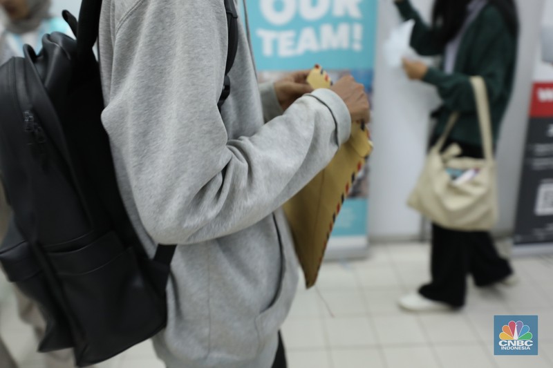 Sejumlah pencari kerja menghadiri pameran bursa kerja Jakarta Job Fair 2024 di Mal Tamini Square, Jakarta, Kamis (3/10/2024). Kegiatan Job Fair ini digelar oleh Suku Dinas Tenaga Kerja, Transmigrasi, dan Energi (Sudin Nakertransgi) Jakarta Timur yang diikuti oleh 37 perusahaan swasta dan tiga balai latihan kerja selama dua hari pada 2-3 Oktober 2024. (CNBC Indonesia/Tri Susilo)