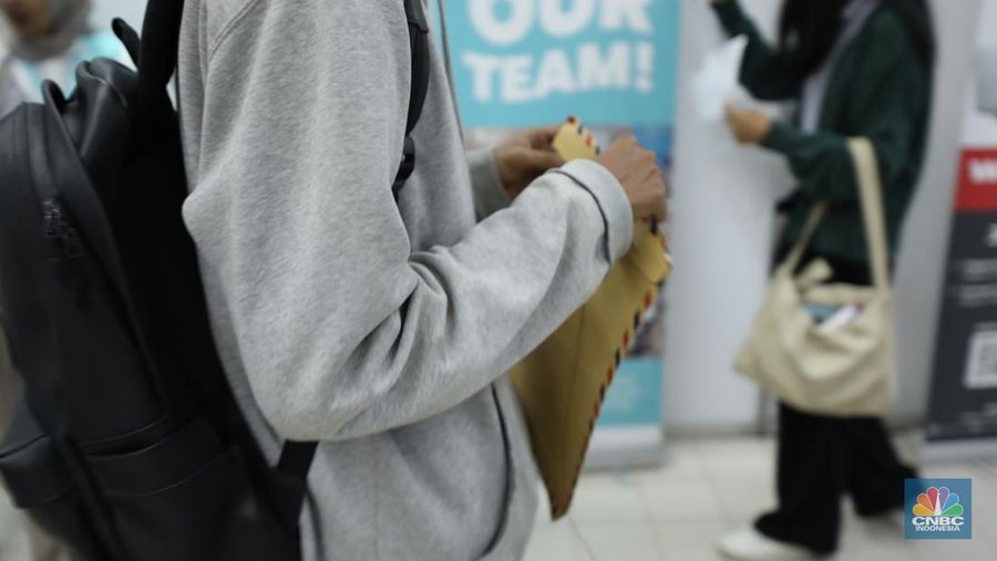 Sejumlah pencari kerja menghadiri pameran bursa kerja Jakarta Job Fair 2024 di Mal Tamini Square, Jakarta, Kamis (3/10/2024). Kegiatan Job Fair ini digelar oleh Suku Dinas Tenaga Kerja, Transmigrasi, dan Energi (Sudin Nakertransgi) Jakarta Timur yang diikuti oleh 37 perusahaan swasta dan tiga balai latihan kerja selama dua hari pada 2-3 Oktober 2024. (վ/Tri Susilo)