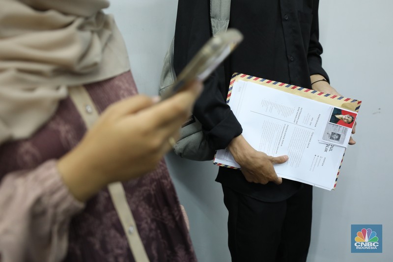 Sejumlah pencari kerja menghadiri pameran bursa kerja Jakarta Job Fair 2024 di Mal Tamini Square, Jakarta, Kamis (3/10/2024). Kegiatan Job Fair ini digelar oleh Suku Dinas Tenaga Kerja, Transmigrasi, dan Energi (Sudin Nakertransgi) Jakarta Timur yang diikuti oleh 37 perusahaan swasta dan tiga balai latihan kerja selama dua hari pada 2-3 Oktober 2024. (CNBC Indonesia/Tri Susilo)