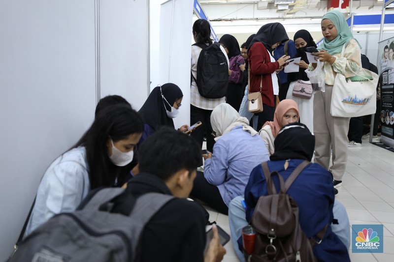Sejumlah pencari kerja menghadiri pameran bursa kerja Jakarta Job Fair 2024 di Mal Tamini Square, Jakarta, Kamis (3/10/2024). Kegiatan Job Fair ini digelar oleh Suku Dinas Tenaga Kerja, Transmigrasi, dan Energi (Sudin Nakertransgi) Jakarta Timur yang diikuti oleh 37 perusahaan swasta dan tiga balai latihan kerja selama dua hari pada 2-3 Oktober 2024. (CNBC Indonesia/Tri Susilo)
